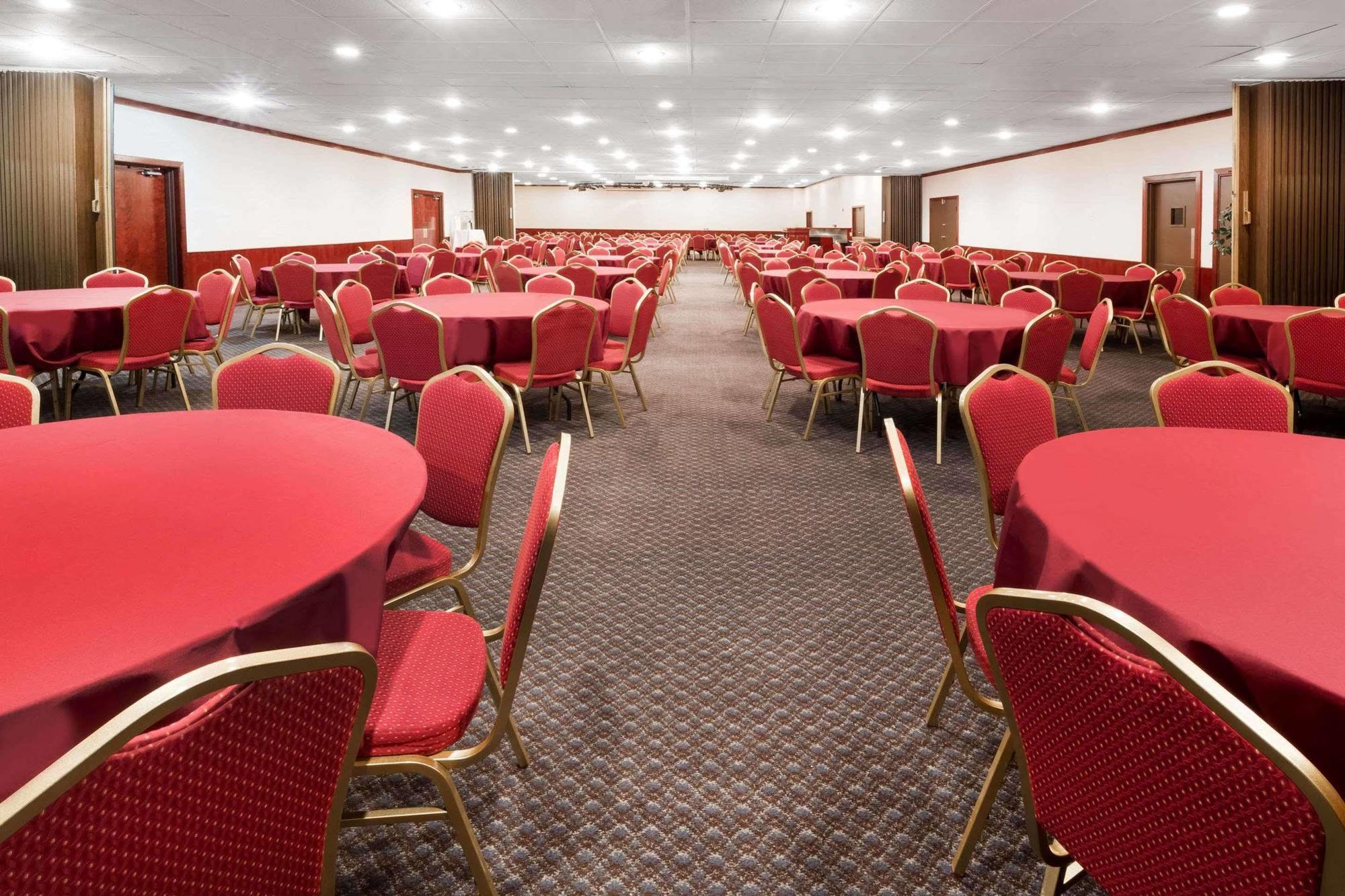 Ramada By Wyndham Medford Hotel & Conference Center المظهر الخارجي الصورة
